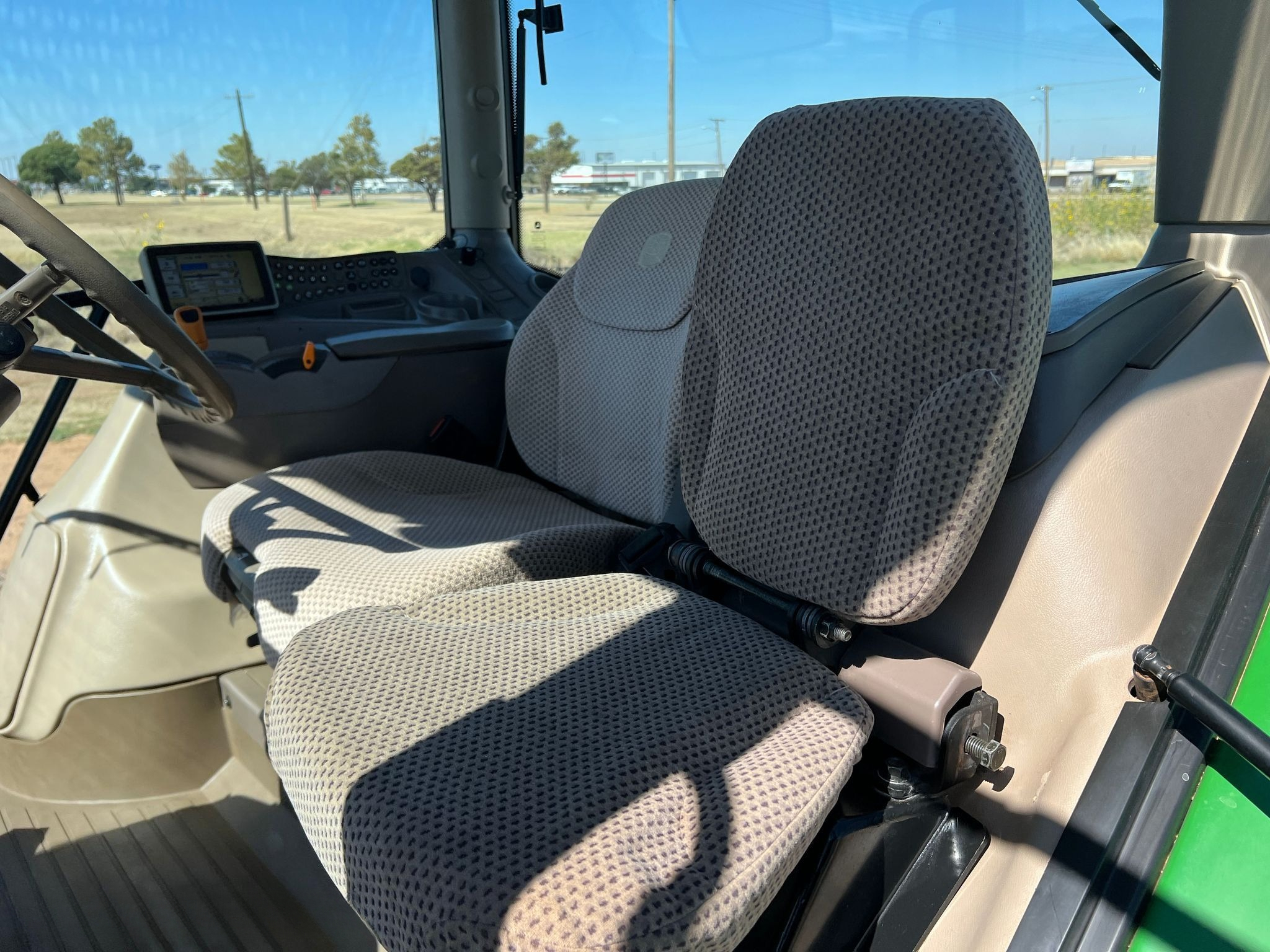 2012 John Deere 6115R MFWD Tractor thumbnail 10