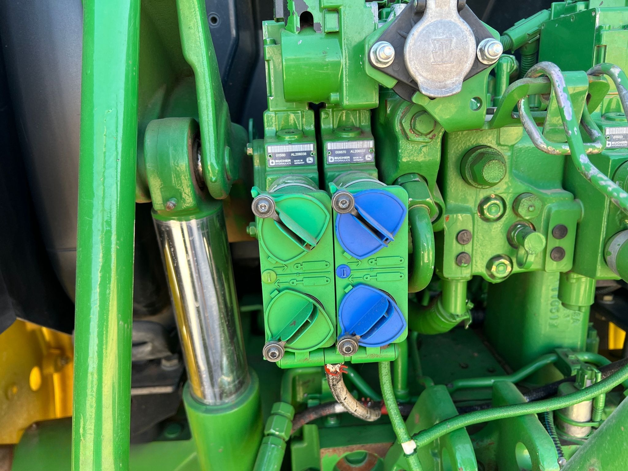 2012 John Deere 6115R MFWD Tractor thumbnail 7