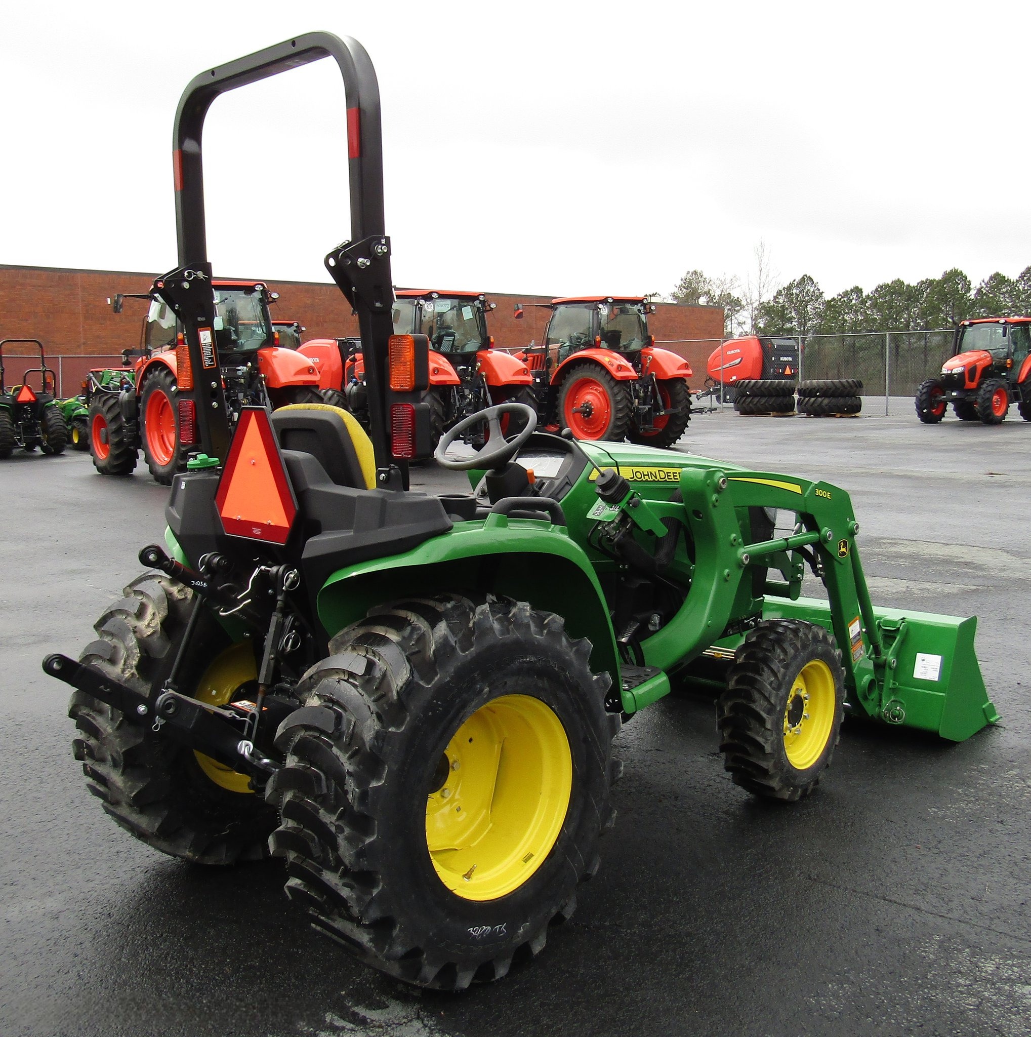 2017 John Deere 3025E MFWD Tractor with 300E Loader thumbnail 2