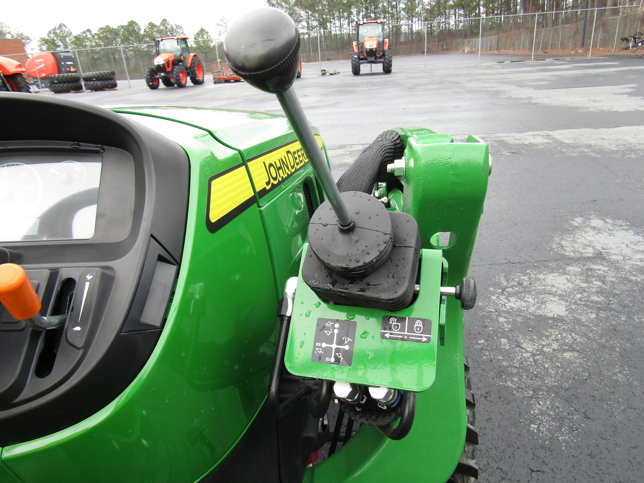 2017 John Deere 3025E MFWD Tractor with 300E Loader thumbnail 5