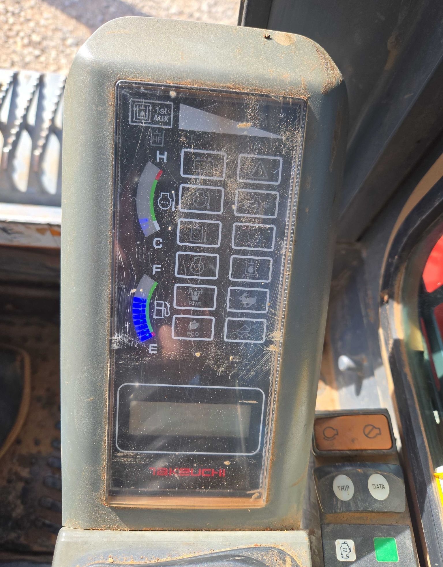 2017 Takeuchi TL8 Tracked Skid Steer Loader thumbnail 8